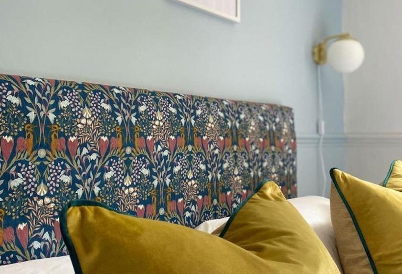 标准间, The Emsworth B&b