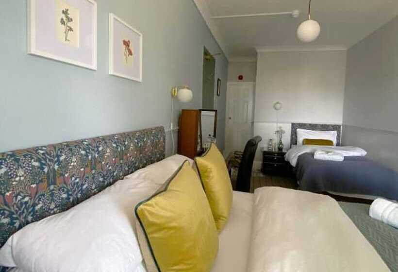 标准三人间, The Emsworth B&b