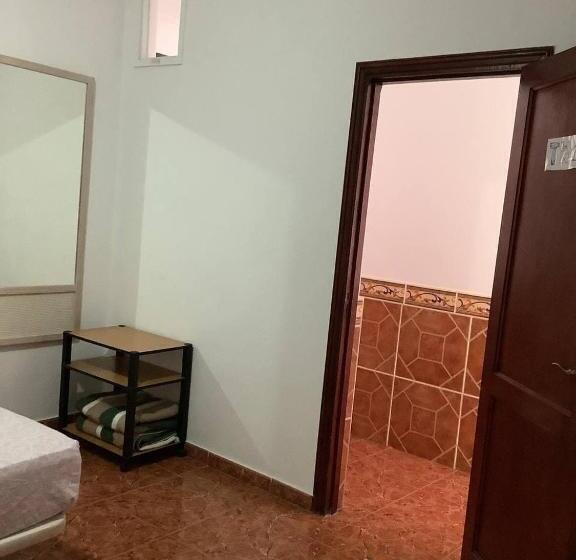 اتاق استاندارد با سرویس بهداشتی مشترک, Banana Surf House