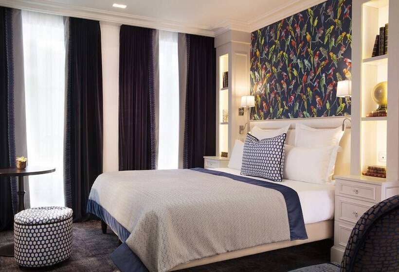 Chambre Triple Deluxe, Monge