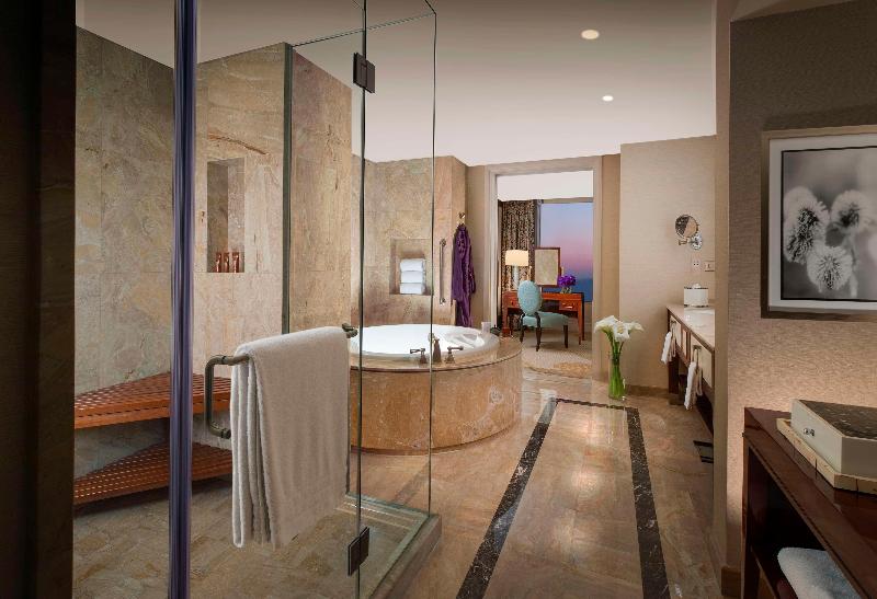 اتاق لوکس, The Luxe Manor