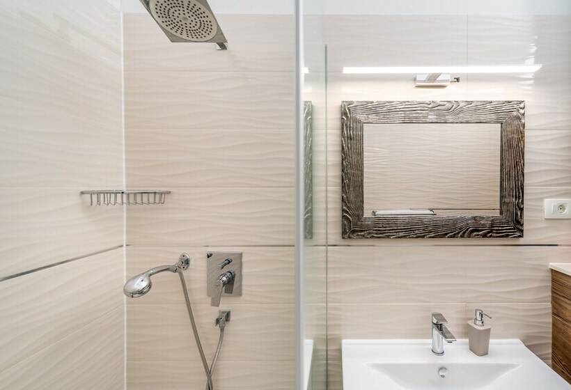 اتاق لوکس با چشم‌انداز دریا, Rooms Vedrana