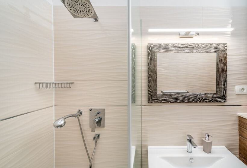 اتاق لوکس با چشم‌انداز دریا, Rooms Vedrana