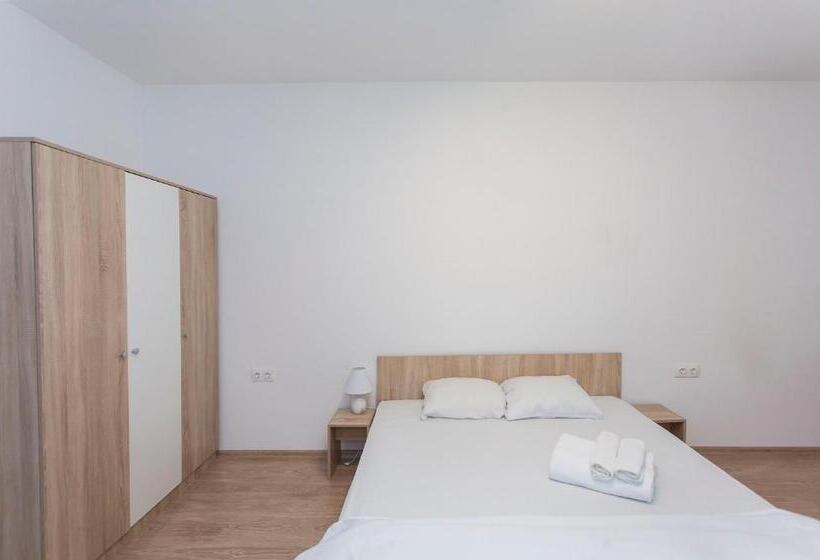 آپارتمان 1 خوابه با تراس, Modern And Bright Apartments Near Center   Free Parking