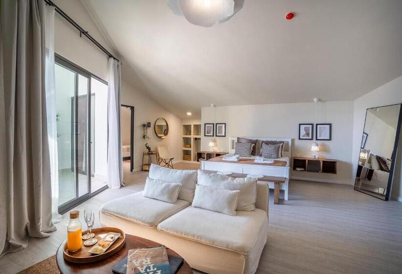 اتاق پریمیوم چهارنفره, Payava Hotel By True Blue