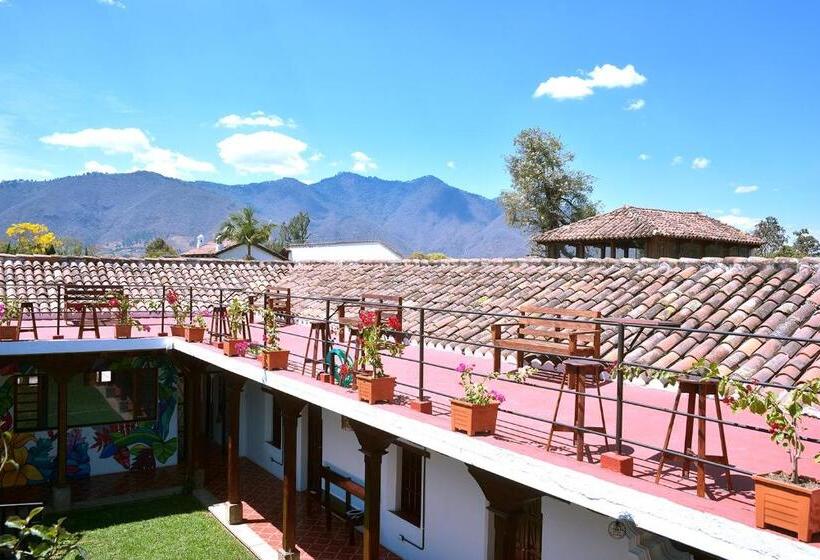 اتاق استاندارد سه نفره, Tzunun Hostel