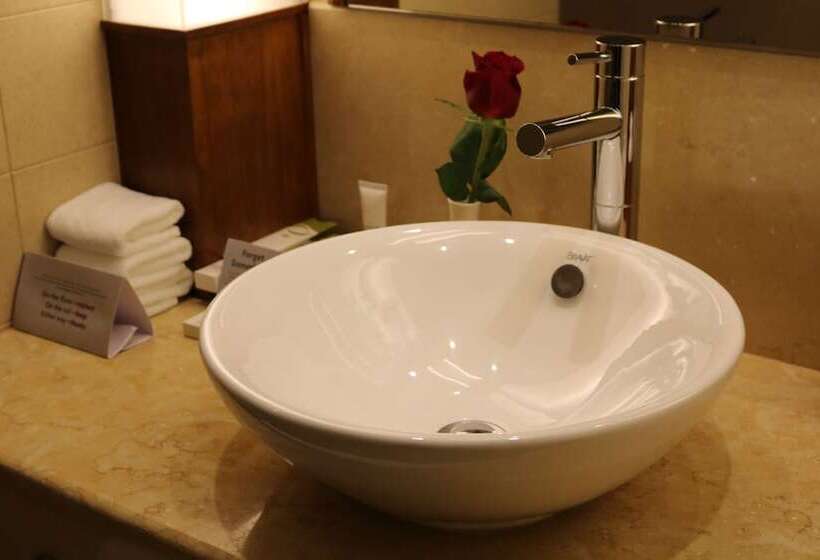 اتاق استاندارد با چشم‌انداز استخر, Crowne Plaza Sohar, An Ihg
