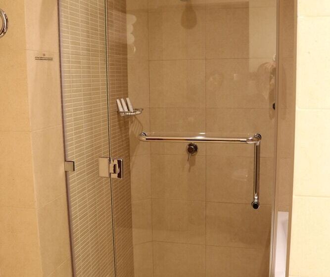 اتاق استاندارد با چشم‌انداز استخر, Crowne Plaza Sohar, An Ihg