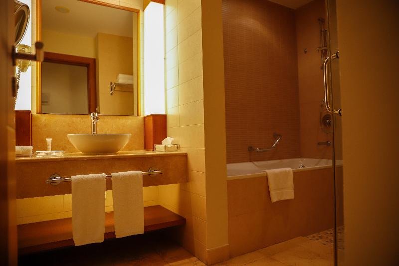 اتاق استاندارد با چشم‌انداز استخر, Crowne Plaza Sohar, An Ihg