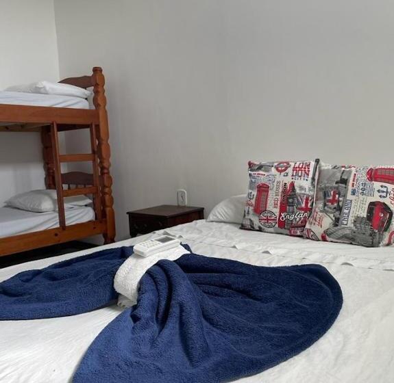 Economy Quadruple Room, Canto Da Praia Suítes