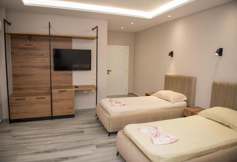 带阳台标准四人间, Donantelo Hotel Vlore