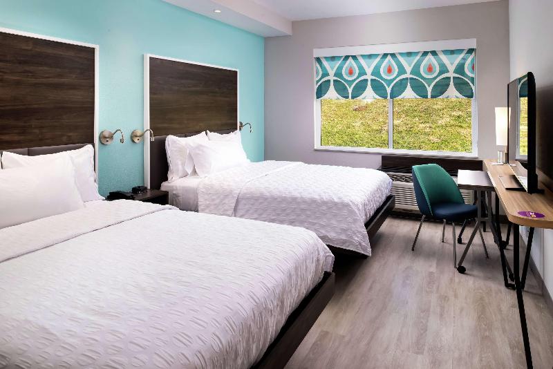 キングサイズベッドのスイートルーム, Holiday Inn & Suites Montreal Airport, An Ihg