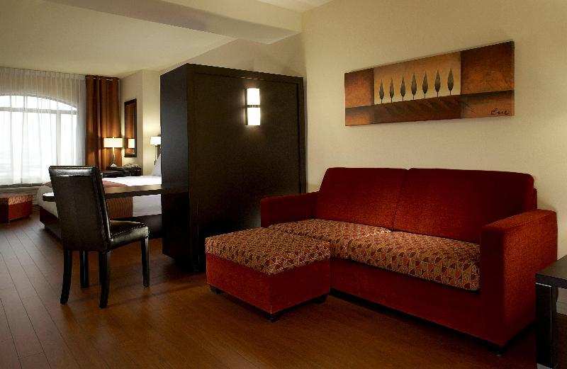 キングサイズベッドのスイートルーム, Holiday Inn & Suites Montreal Airport, An Ihg