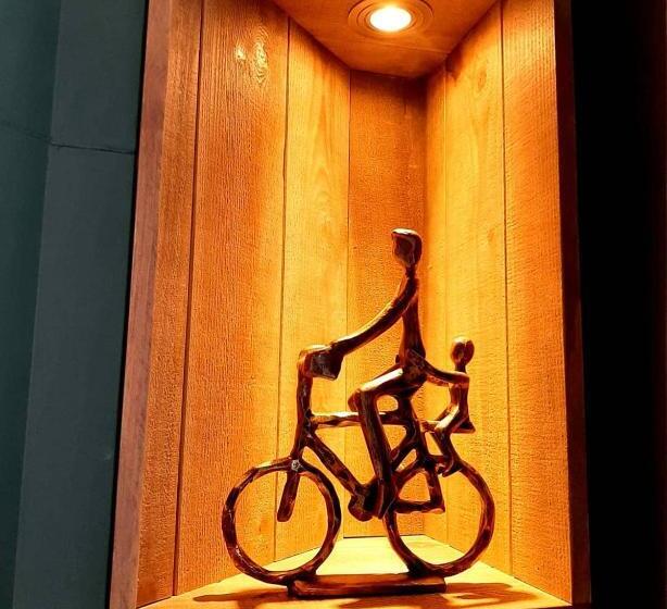 高级大房间, Renée Cense