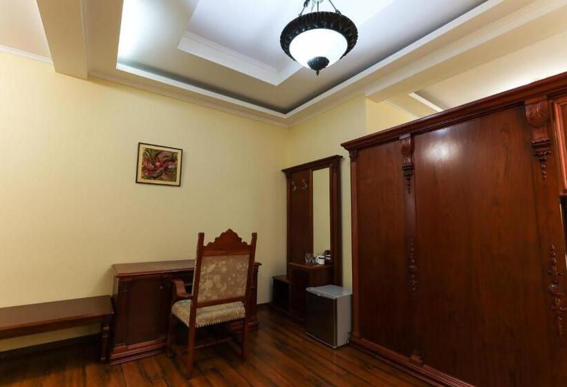 سوییت, Aeetes Palace