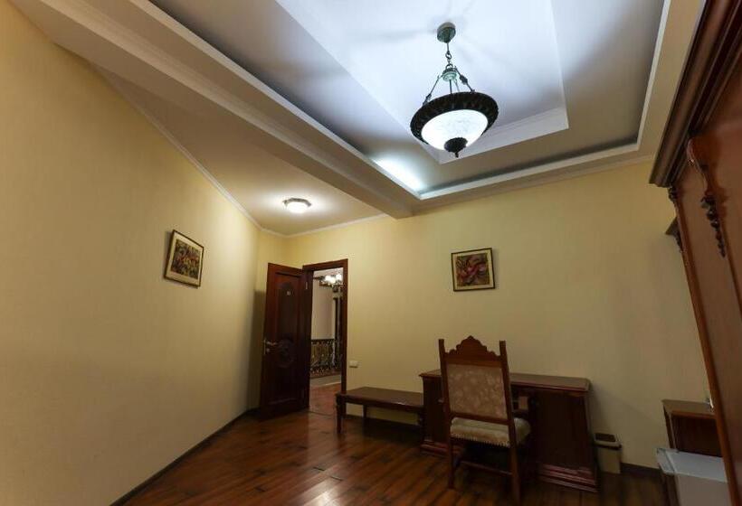سوییت, Aeetes Palace