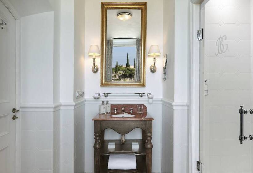 Classic Room with Views, Airelles Gordes, La Bastide