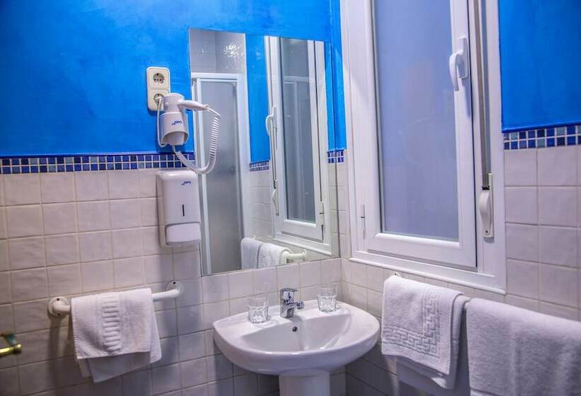اتاق استاندارد سه نفره, Hostal Montaloya