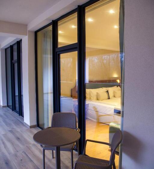 اتاق استاندارد با بالکن, New Egreta Resort