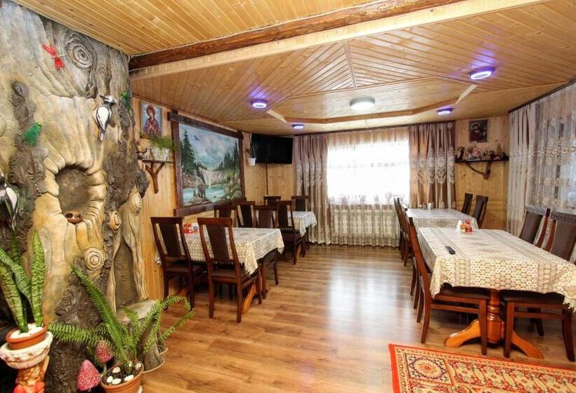 اتاق خانوادگی با چشم‌انداز کوه, садиба у валентини