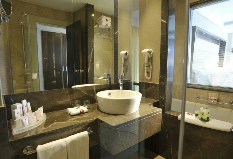 اتاق لوکس با چشم‌انداز دریا, Ramada Plaza Antalya