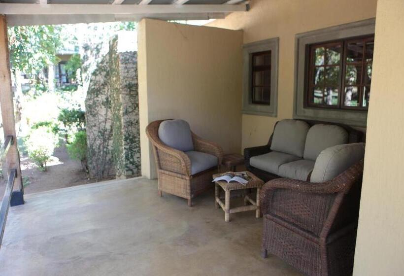 اتاق خانوادگی, Perrys Bridge Hollow Boutique