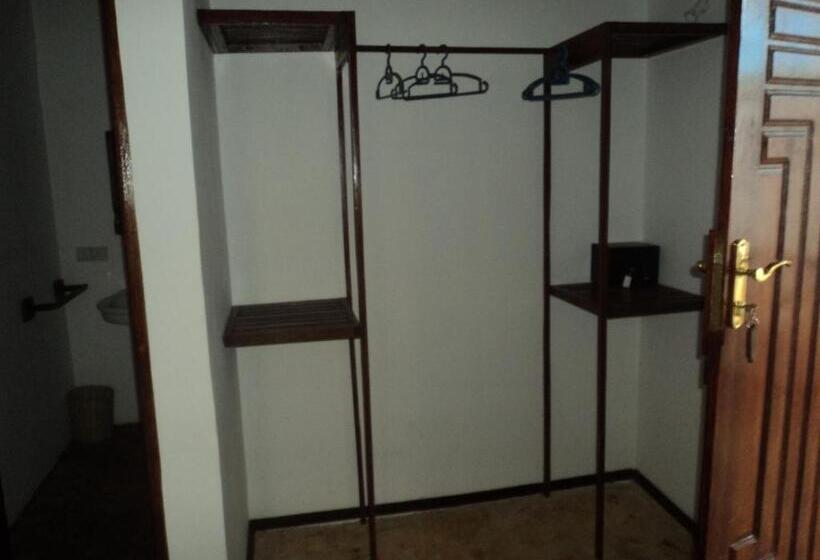 اتاق لوکس با چشم‌انداز استخر, Villa Kumi