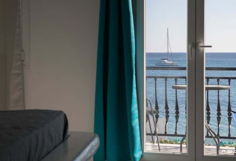 سوییت با چشم‌انداز دریا, Manios Suites