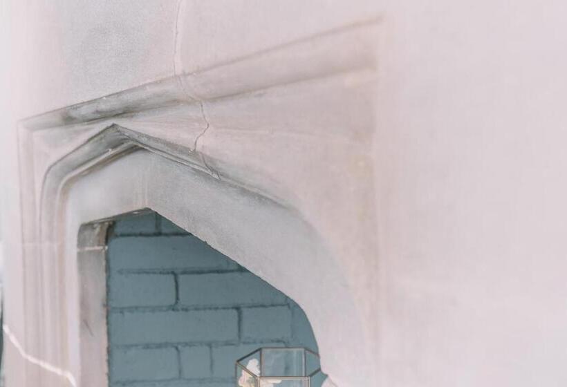 سوییت لوکس, Old Bank Rooms