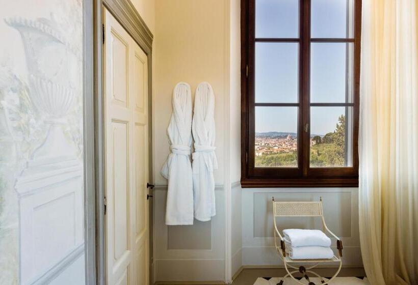 اتاق لوکس با چشم‌انداز, Il Salviatino Firenze