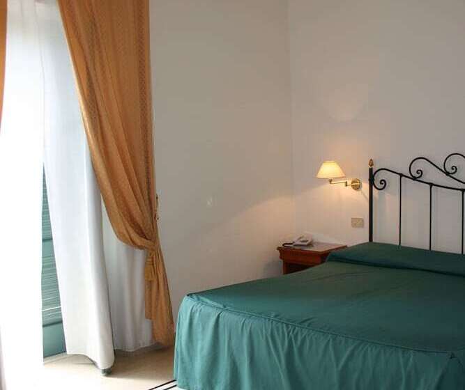 اتاق استاندارد سه نفره, Villa Irlanda Grand