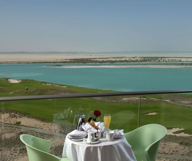 스탠다드 룸 더블 침대 바다 전망, Crowne Plaza Yas Island, An Ihg