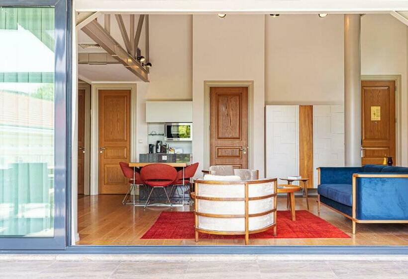 Deluxe Suite, Tomtom Suites