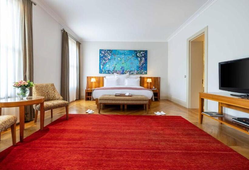 Deluxe Suite, Tomtom Suites