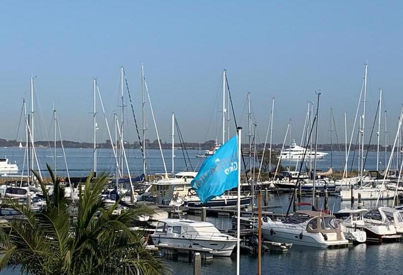 1 Bedroom Apartment Lake View, Dock Hotel Stellendam