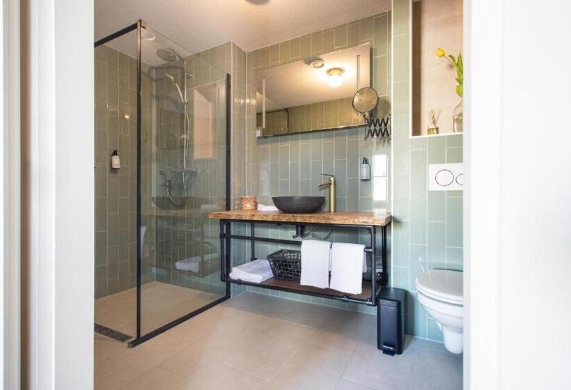 Family Suite, Snouck Van Loosen