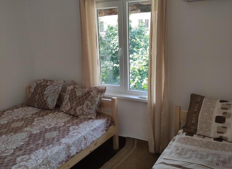 اتاق استاندارد سه تخته با چشم‌انداز باغ, Mercury Guest House