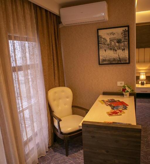 سوییت جونیور, Parkway Inn Hotel & Spa