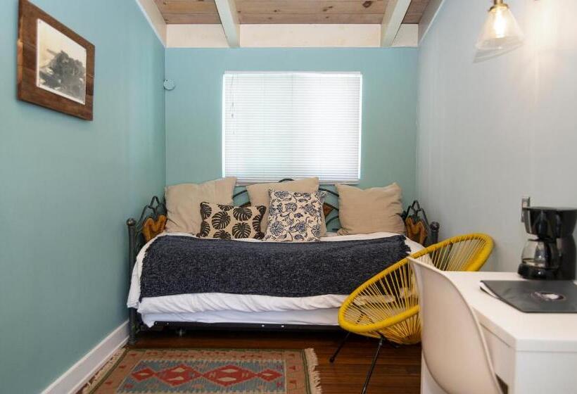 Quarto Familiar, Smiley S Saloon &