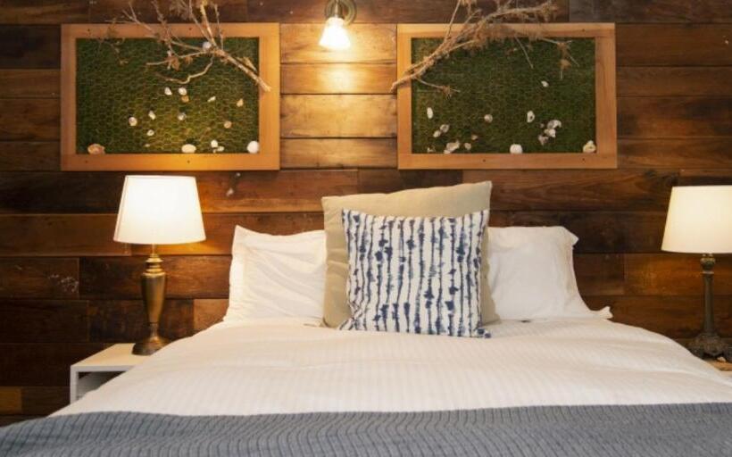 Quarto Estandar, Smiley S Saloon &