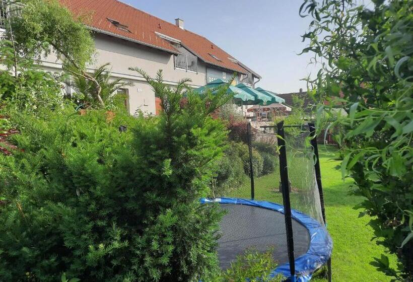 Четырехместный Номер Стандарт, Penzion Zahrada Nad řekou, Restaurace A Kavárna   Parkování Grátis