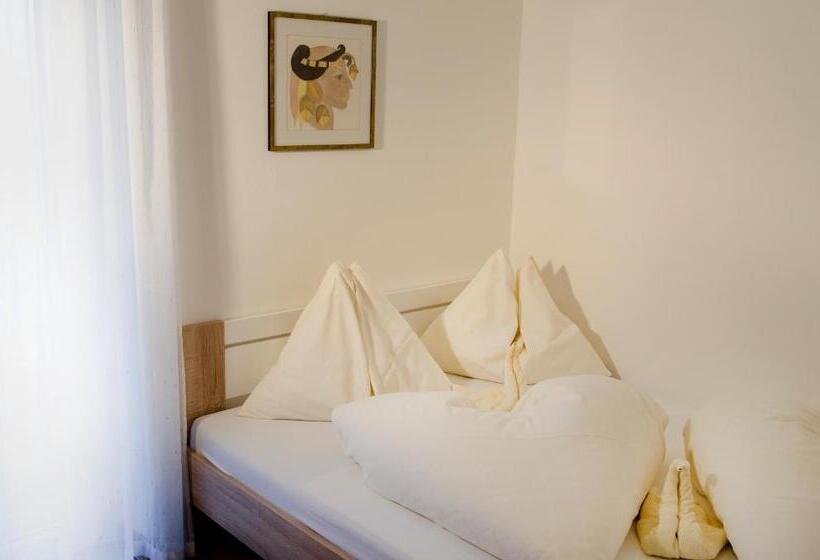 דירת שני חדרים עם מרפת, Residence Reinhild