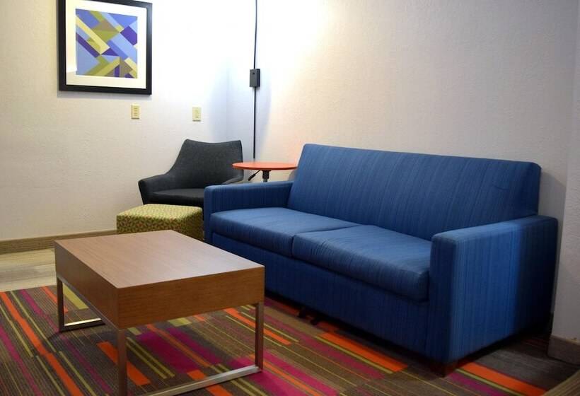 キングサイズベッドのスイートルーム, Holiday Inn Express & Suites Batesville, An Ihg