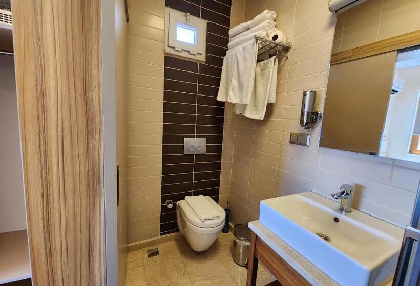 Chambre Familiale, Nanda