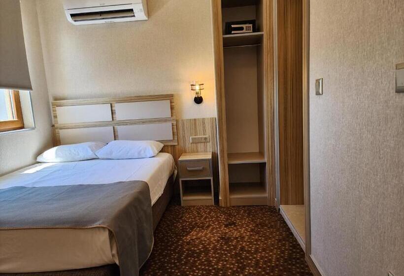 Chambre Familiale, Nanda