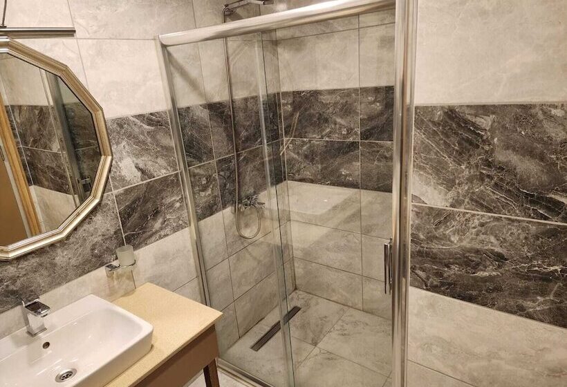Chambre Familiale, Nanda