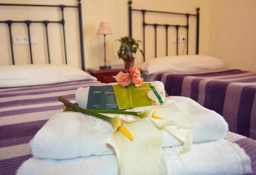 اتاق استاندارد سه نفره, El Zaguan