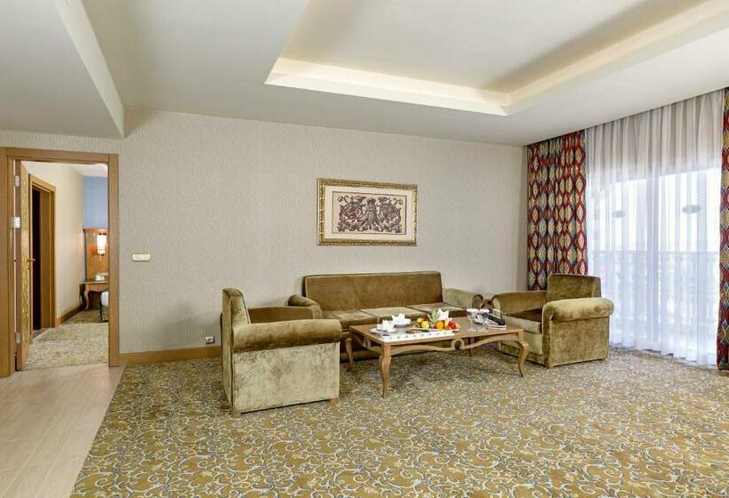 سوئیت با تخت بزرگ, Royal Holiday Palace
