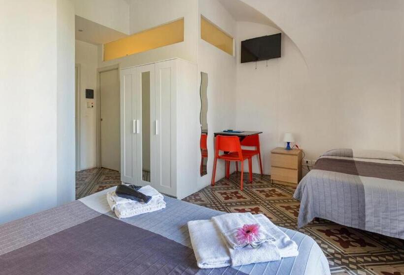 اتاق استاندارد سه تخته با چشم‌انداز, Da Gianni E Lucia Rooms With Bathroom In The City Center