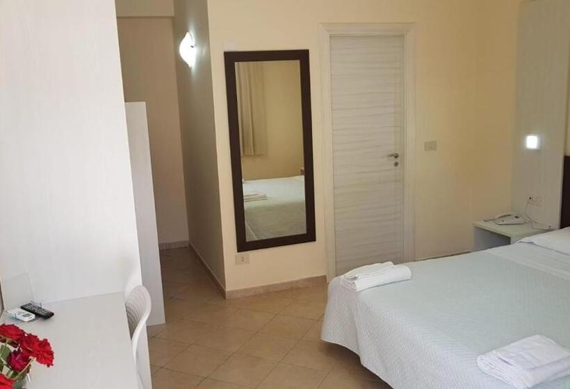اتاق استاندارد سه نفره, La Praia